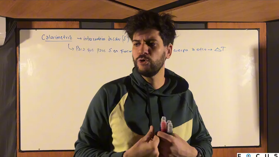 Juan explicando calorimetría y dilatación en el pizarrón