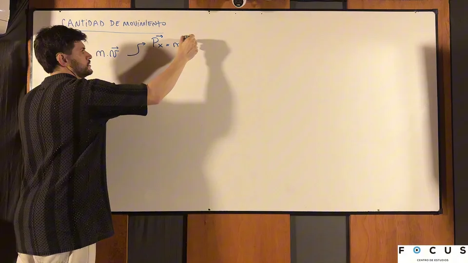 Juan explicando cantidad de movimiento y choque en el pizarrón