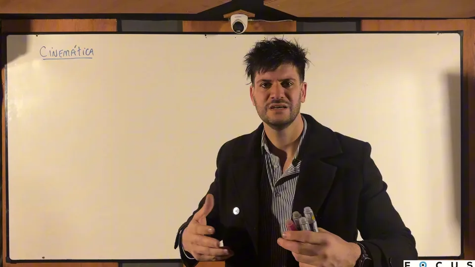 Juan explicando cinemática en el pizarrón