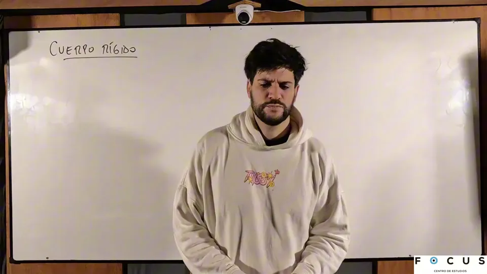 Juan explicando cuerpo rígido y rototraslación en el pizarrón