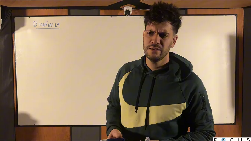 Juan explicando dinámica en el pizarrón