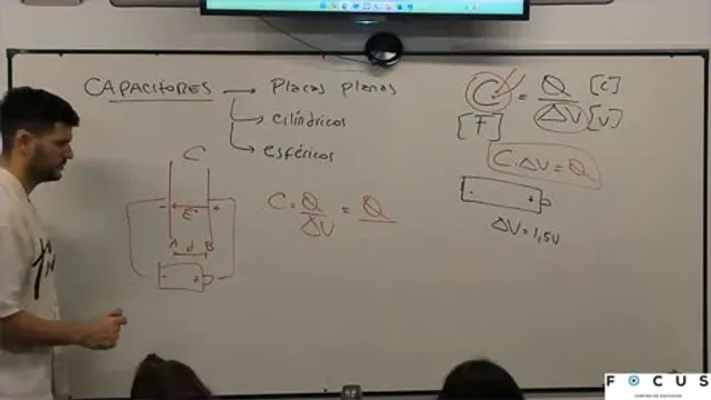 Juan explicando capacitores en el pizarrón
