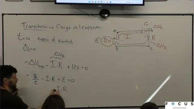 Juan explicando circuitos de cc y rc en el pizarrón