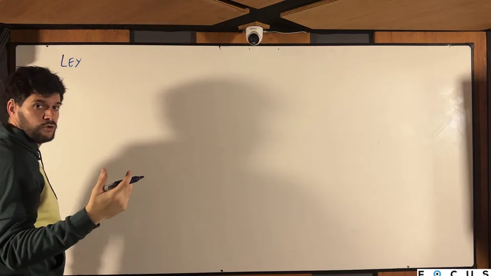 Juan explicando fluidos estáticos y dinámicos en el pizarrón